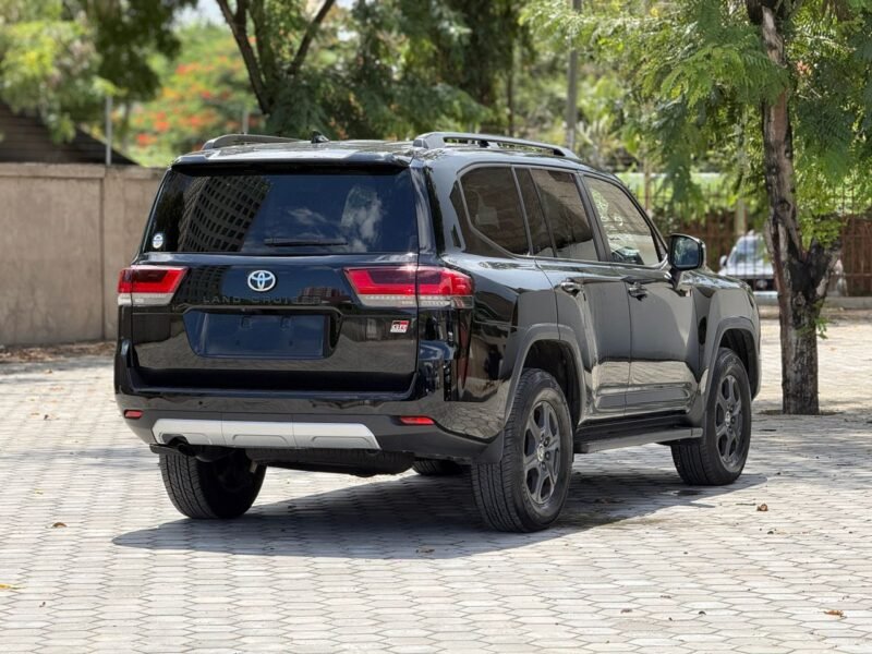 TOYOTA LAND CRUISER GR SPORT LC 300